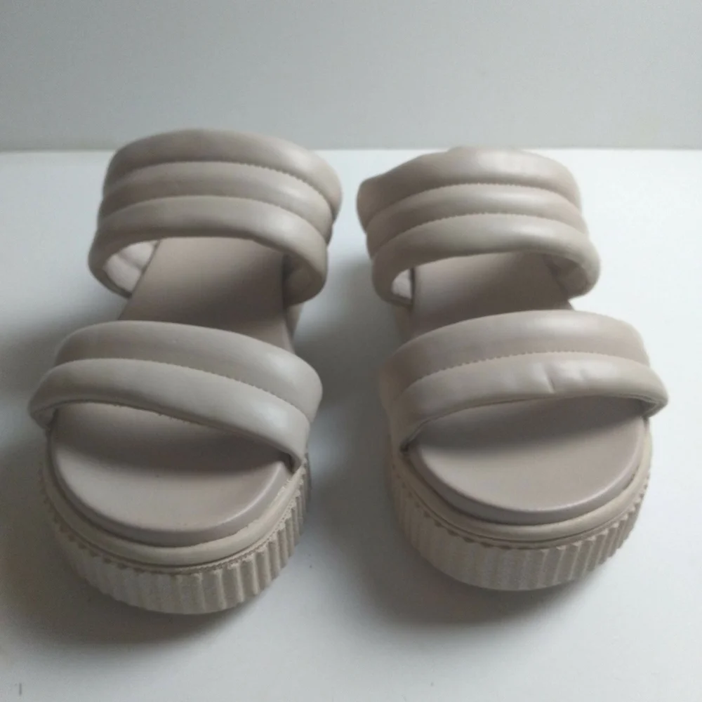Mia  Lini Platform Beige Sandals size 7